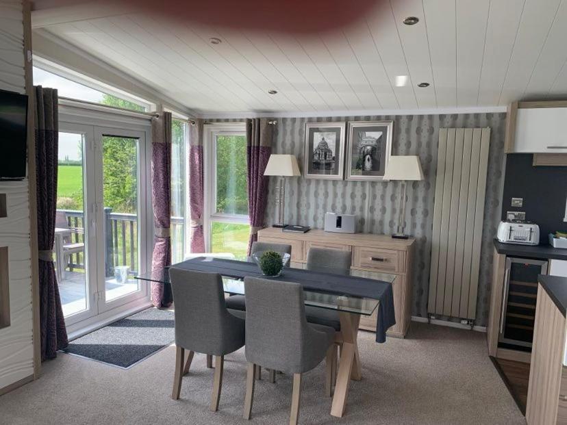 Muscovy Lodge With Hot Tub At Tattershall Lakes Country Park Exterior foto